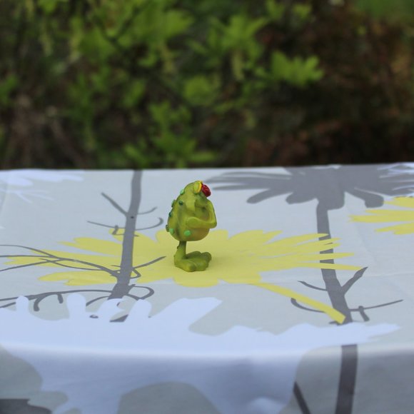 Vintage Douglas Frog Holding Flower Bouquet Figurine. Excellent condition. - Picture 4 of 6